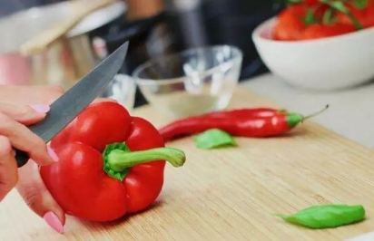 切辣椒时手被辣椒辣到了怎么办,防止切辣椒后辣手的小妙招