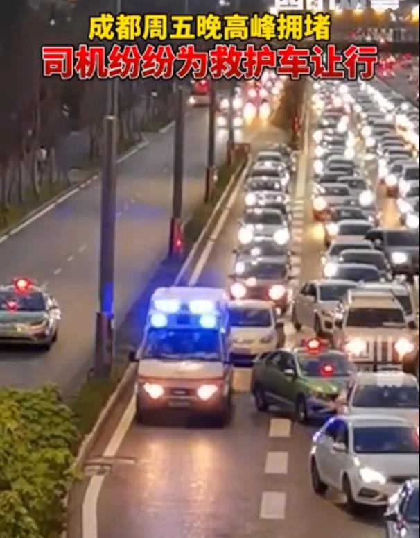 鸡块掉地上捡起来继续炸,鸡块掉地上