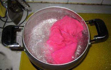 宾馆毛巾洗完发灰变硬怎么办,毛巾用久了发硬如何处理