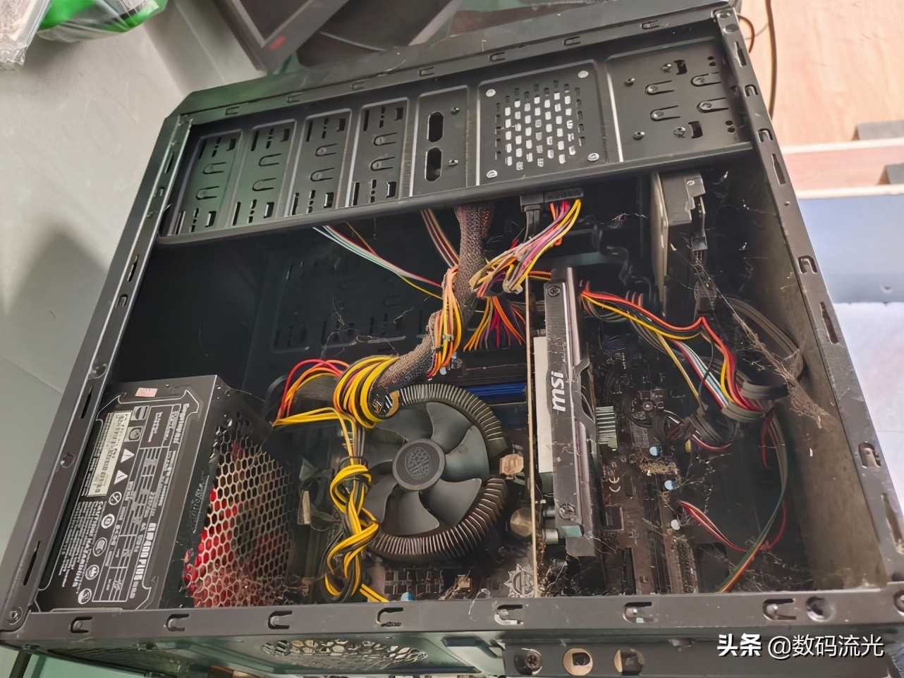 电脑运行中发出异响死机,电脑开机有滋滋的异响