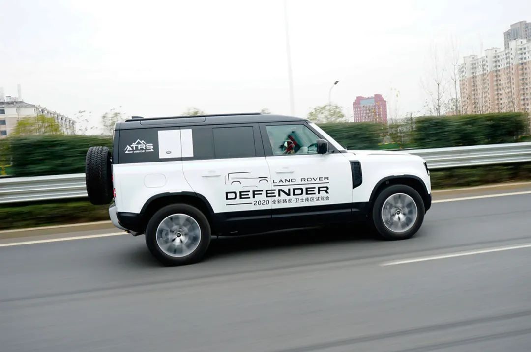 试驾路虎全新卫士,路虎卫士110p400x和暗黑特别版区别