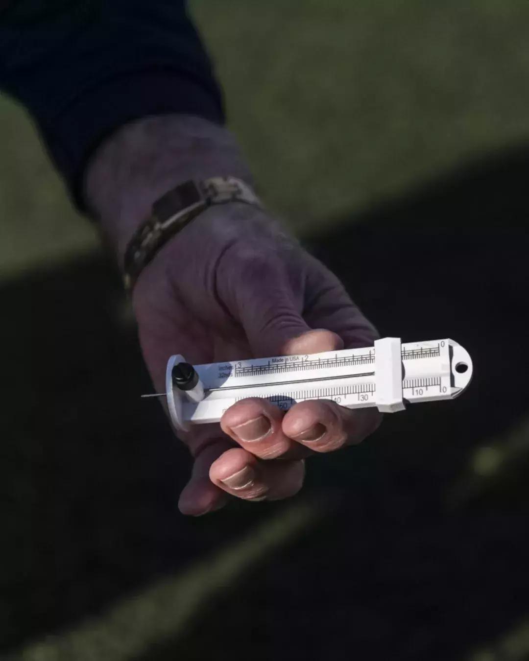 人造草足球场测试结果不安全，或引发脑震荡