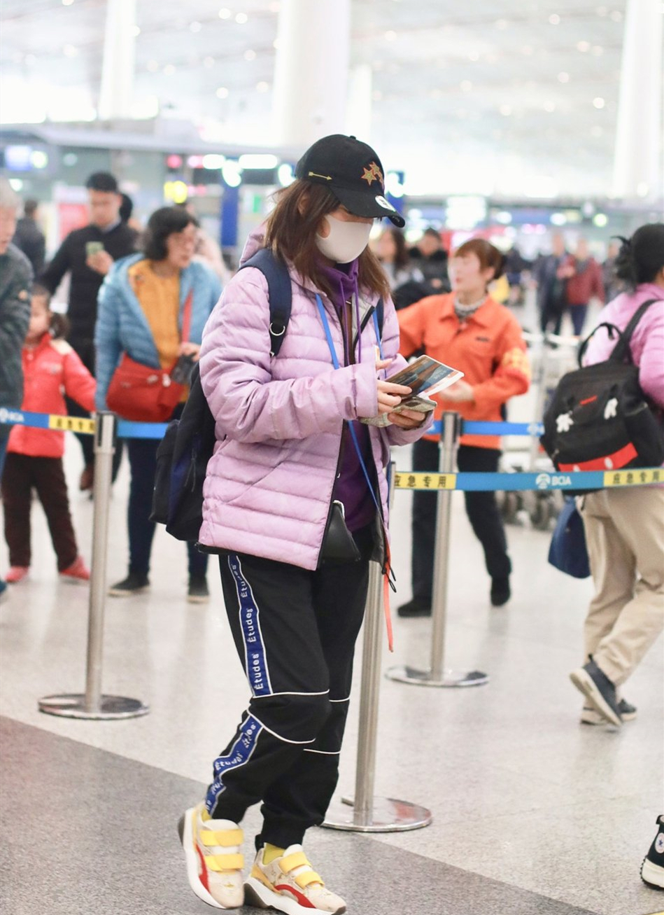 赵薇穿紫色羽绒服,赵薇宽松版衣服