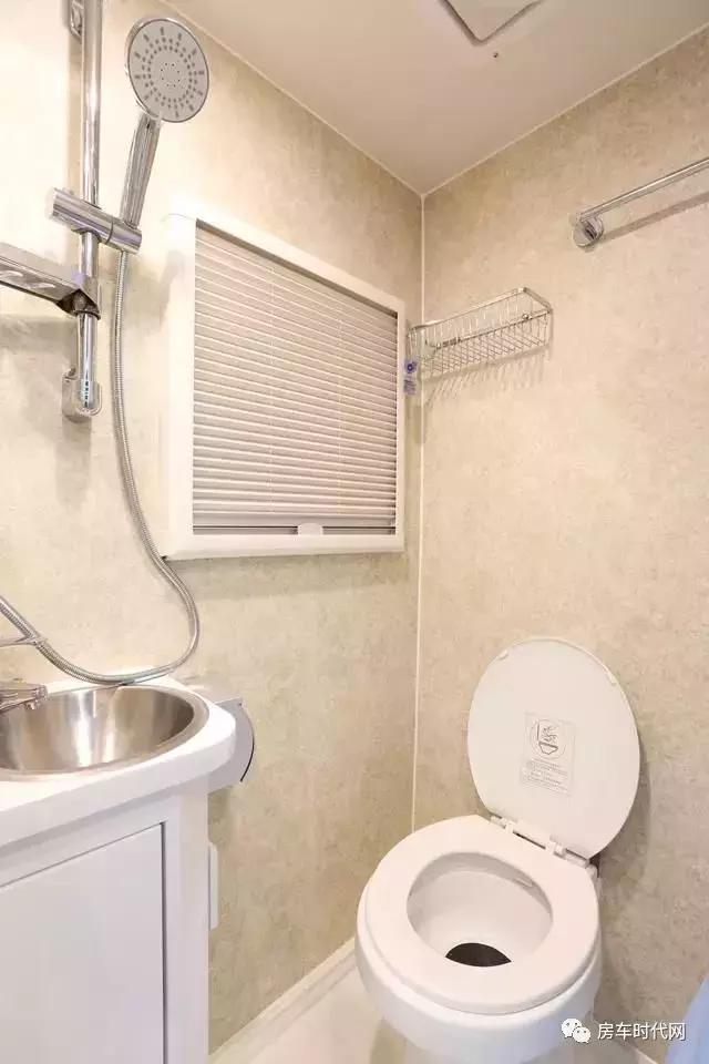 最新的c型双拓展型房车,最新款凯伦宾威进口依维柯房车