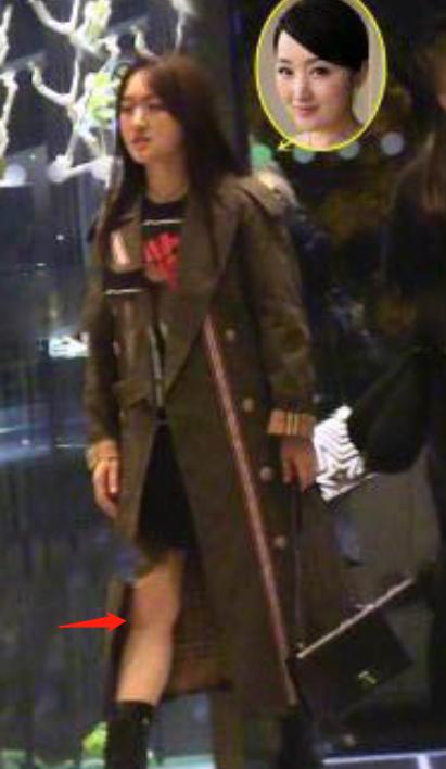 48岁杨钰莹长发披肩穿搭,杨钰莹穿长裙