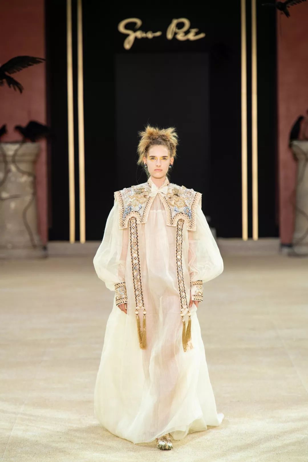 东方元素终于闪耀在时装金字塔尖 (东方元素时装周放异彩)