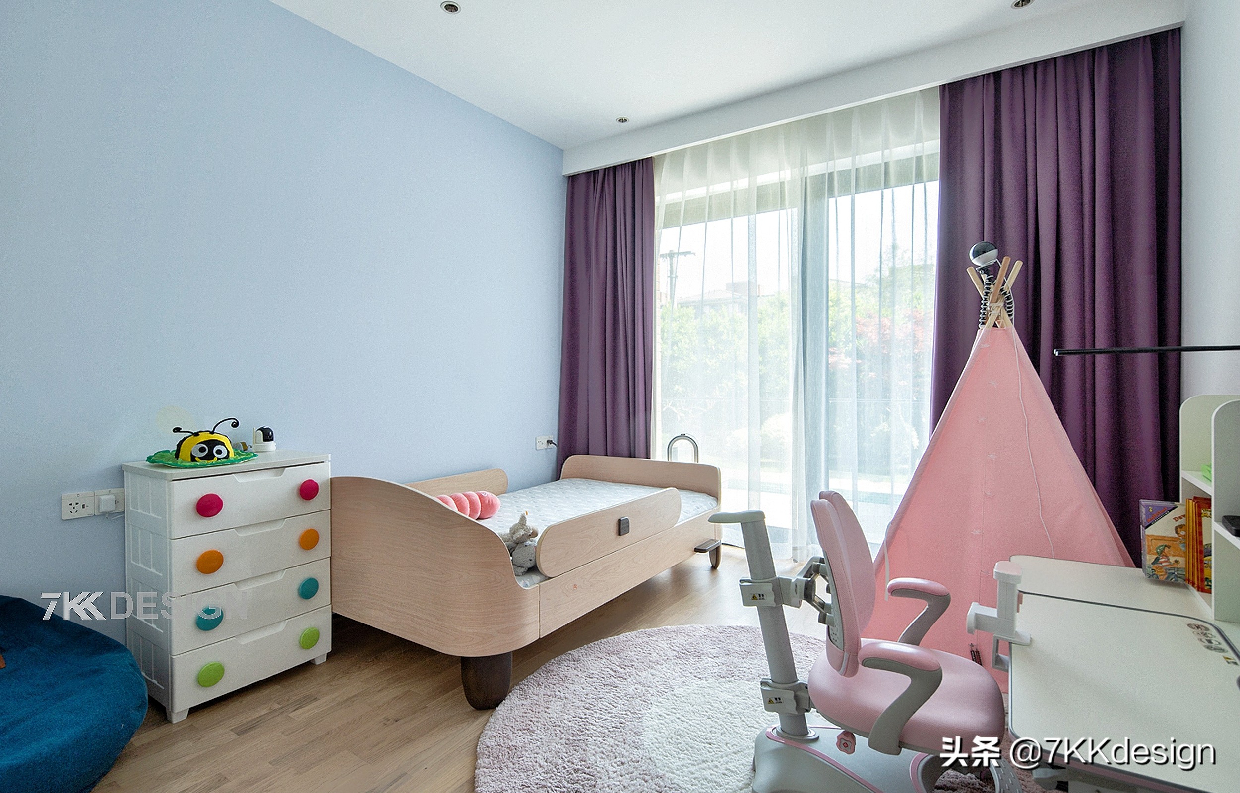 海边联排别墅小院实景现代轻奢,独栋带院子的小别墅年代感