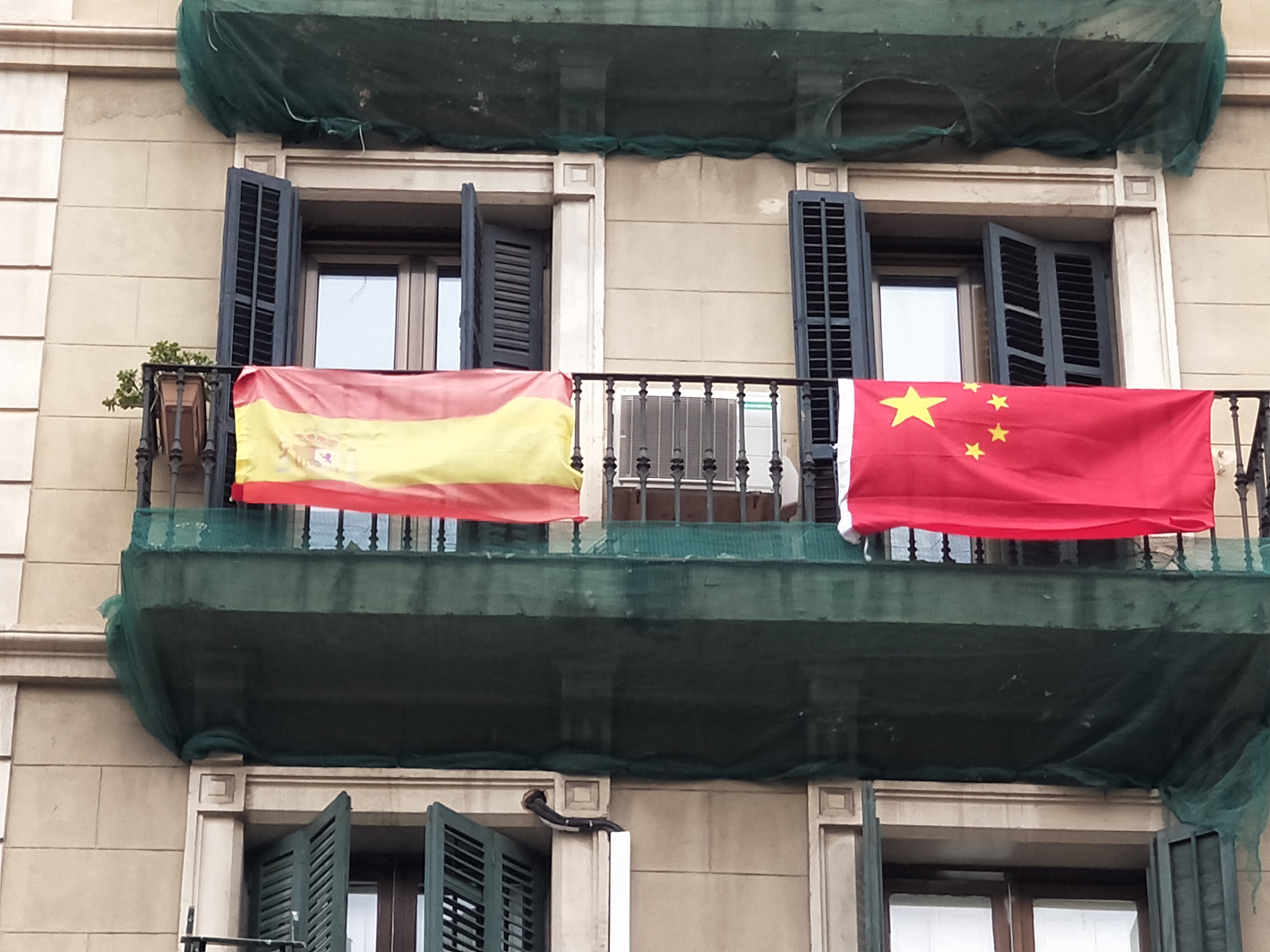 南欧自由行趣事糗事15：夜宿机场，遇到*威示***行游**，接受贴面礼