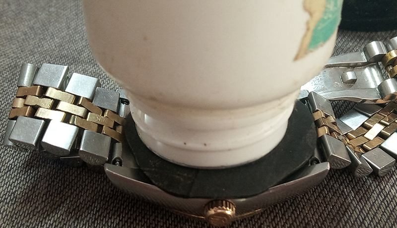 用什么工具可以把手表后盖打开,用简易工具撬手表后盖