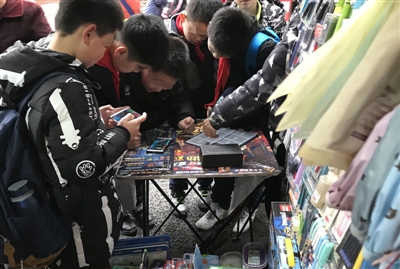 校门口文具店游戏厅,学校文具店变手机网吧