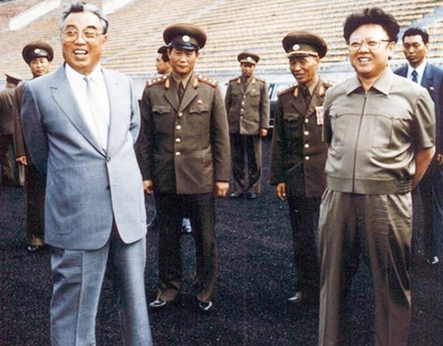 朝鲜实地拍摄,朝鲜士兵观察韩国动态图片