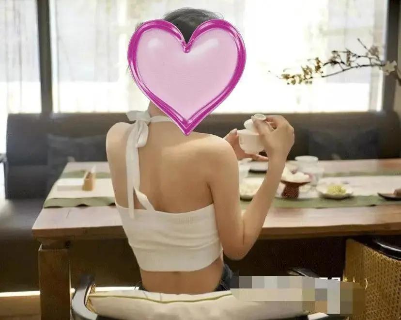 央视出手封杀！穿吊带逛寺庙，礼佛露大腿，这群“佛媛”简直疯了