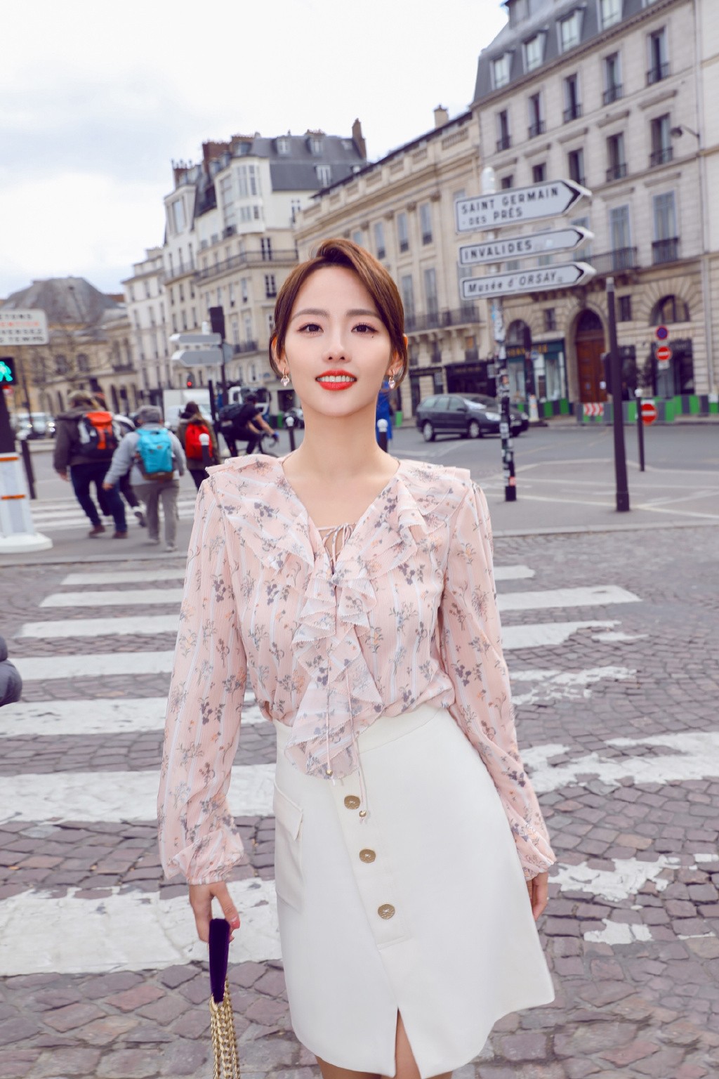 张嘉倪穿粉色装搭半身裙,张嘉倪穿高开叉长裙