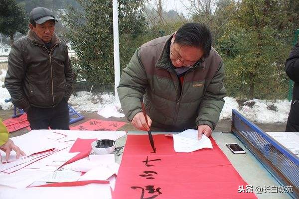 今年过年不*春买**联，这样做更喜庆！