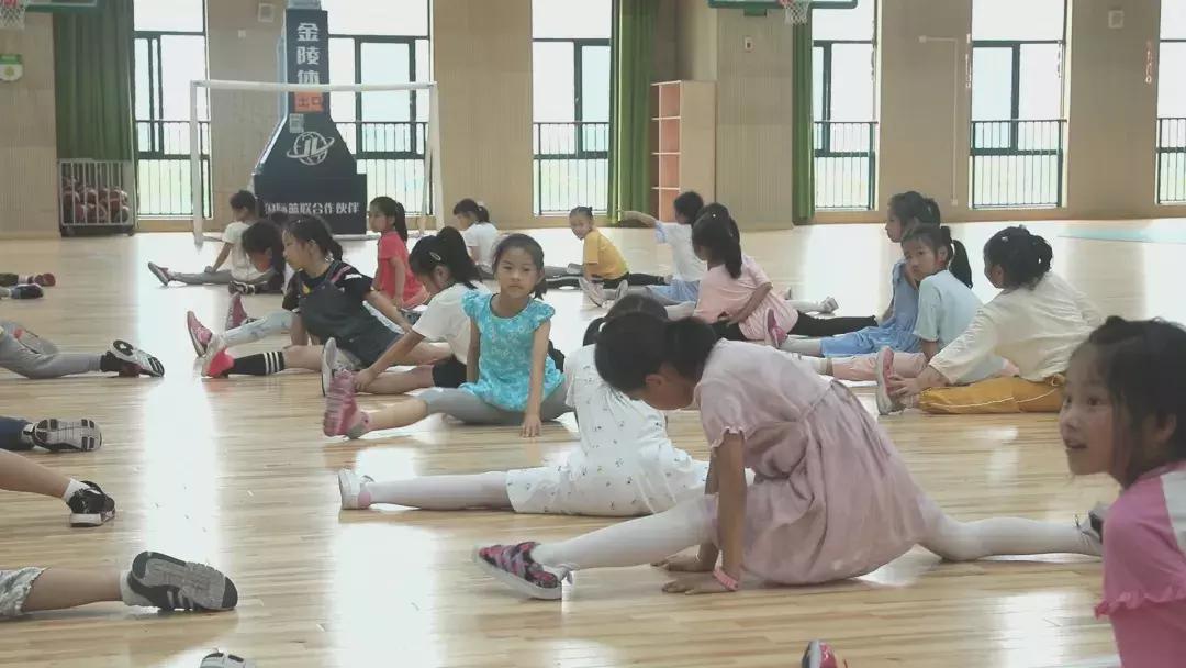 杭州小学二年级体育课居然要考劈叉？家长们全懵了