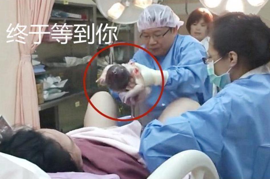 产房拍摄产妇分娩生子的感人瞬间,高龄孕妇分娩过程痛苦