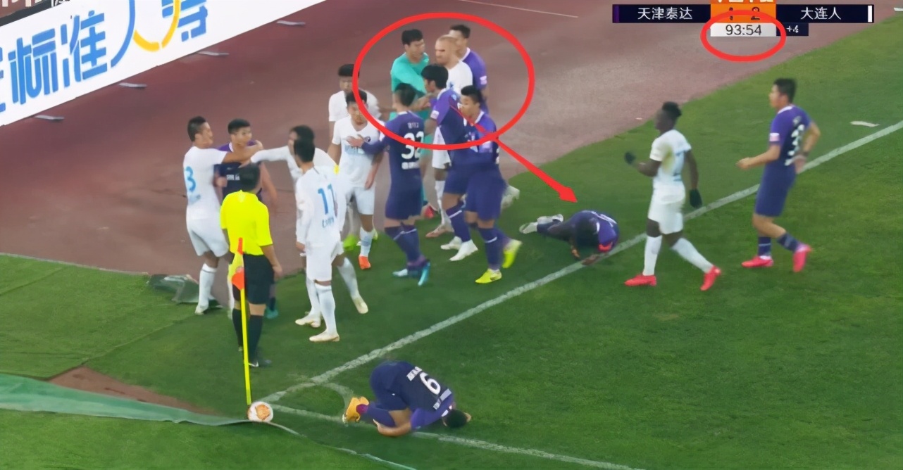 中超大冲突,中超赛场爆发大规模冲突大连人