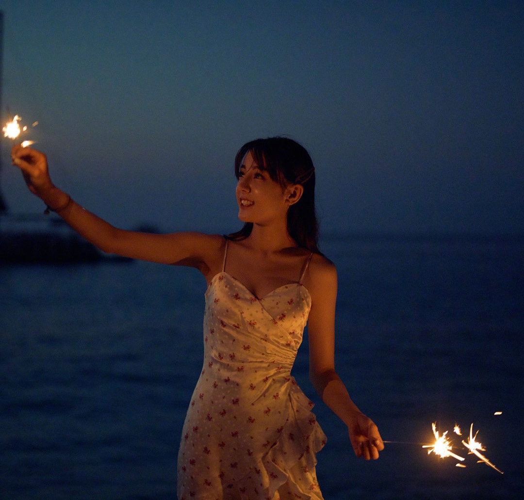 夏日吊带裙穿搭可爱,夏日必备吊带穿搭