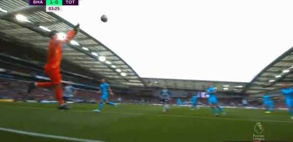 足球下意识手球动作分析,足球的手球规则与最新规则