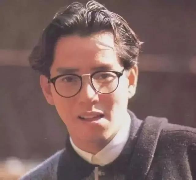 歌手开嗓的奇葩方式:徐小凤喝辣椒油、谭咏麟喝冰水、王爱华喝酒