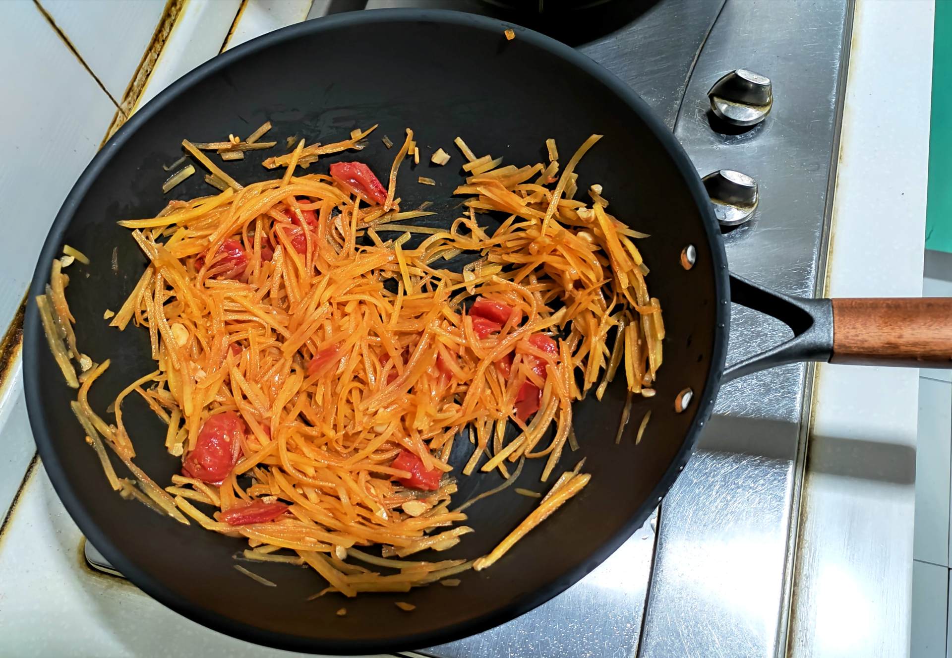 为了突破厨艺瓶颈,这个锅我背了,三禾窒氮轻铁锅使用体验