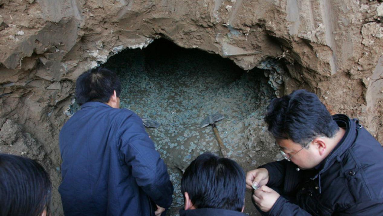 陕西人一夜暴富家中挖出宋代钱庄,陕西一农民挖地基挖出了钱窖