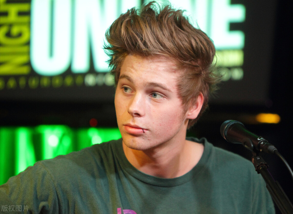 澳大利亚男歌手跟越美混血女星求婚成功