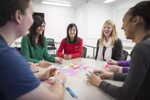 老师把同桌安排一个差生怎么办,我家孩子被老师开除了怎么办