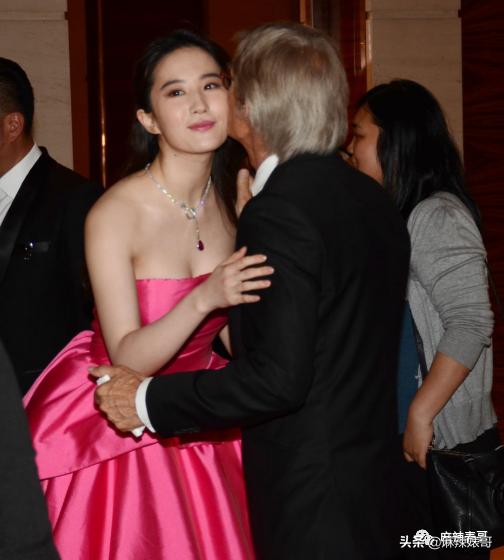 陈数和老公接吻照片,陈数老公回应搂抱年轻女子