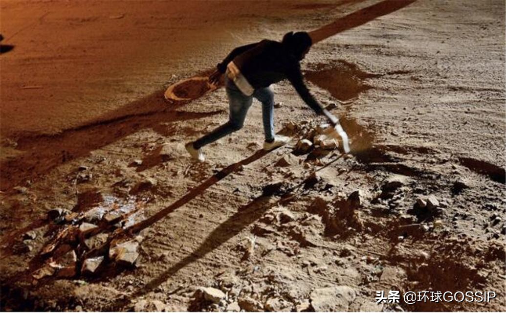 印度艺术家用脑洞大开的艺术手段对付路面坑洼,取得奇效
