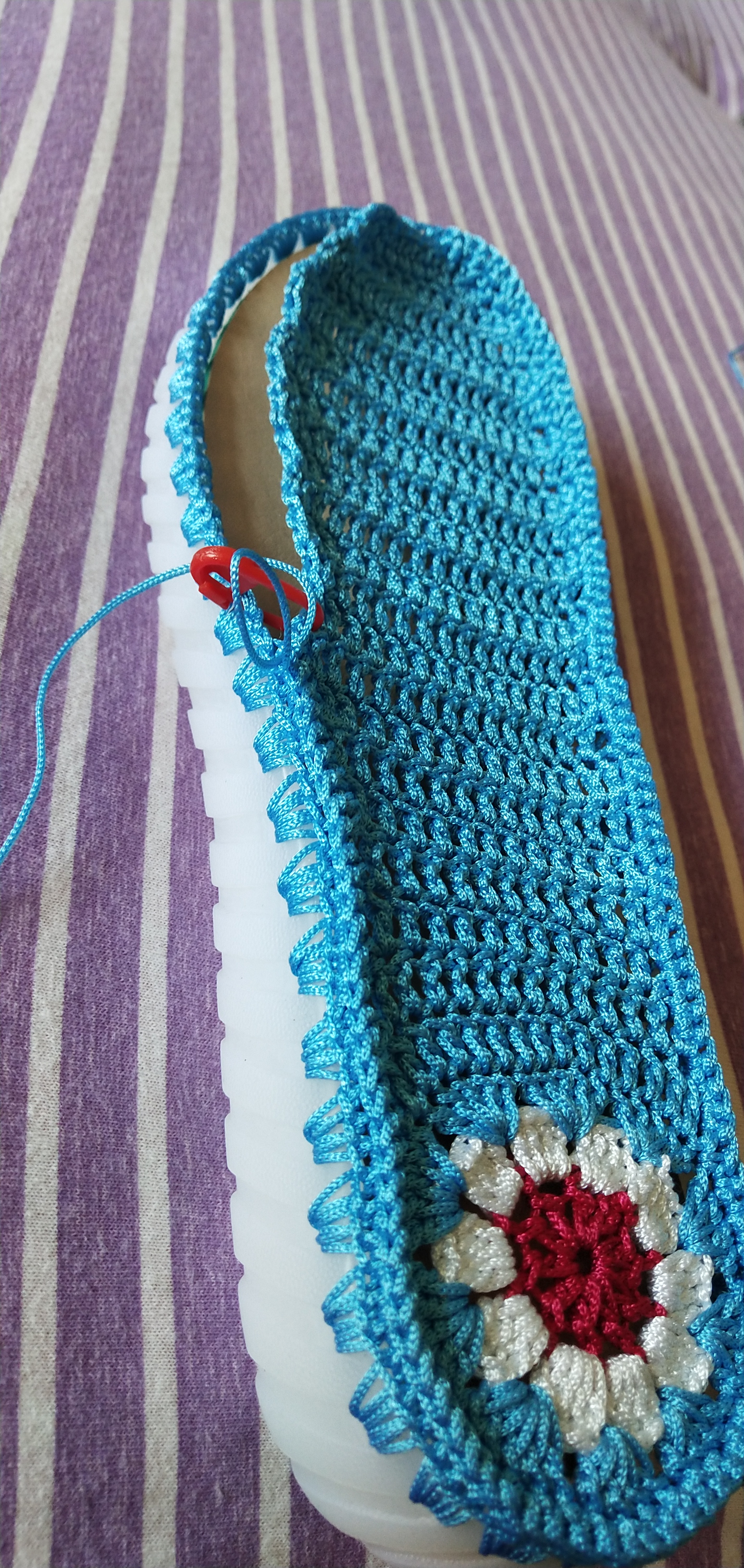 凉鞋鞋垫翘起来可以缝吗,凉鞋鞋垫滑下来怎么办