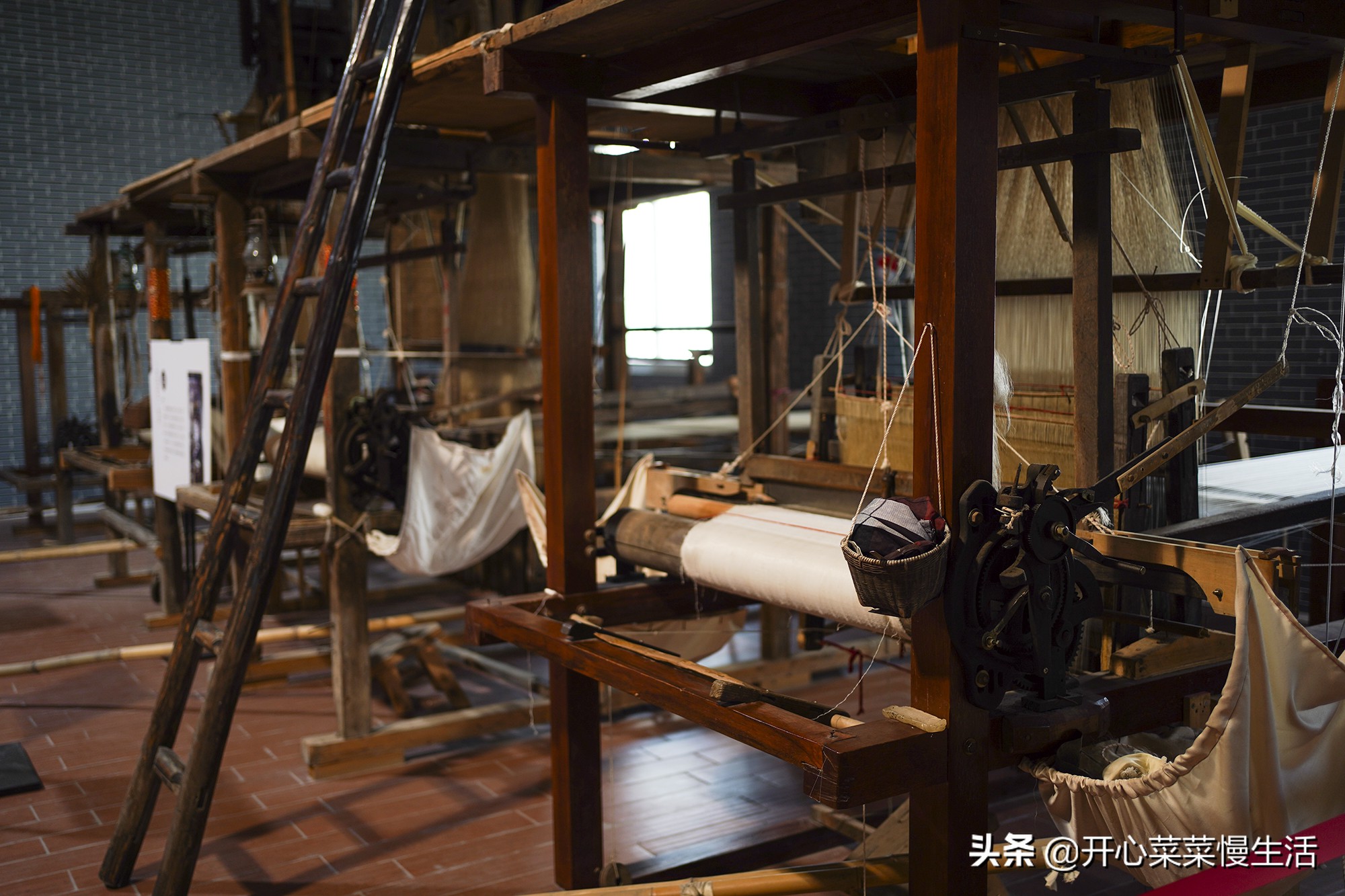 100%的香云纱桑蚕丝套装民国款,穿民国香云纱的女人