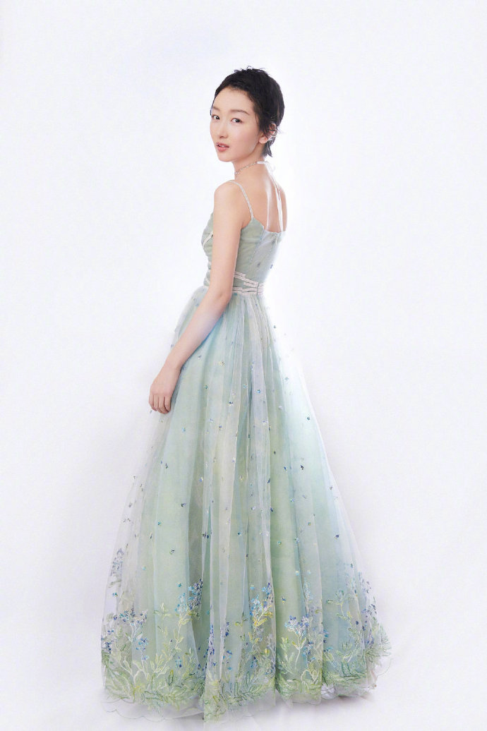 周冬雨深v礼服对比,周冬雨超完美身材