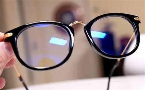 年轻人投资开店铺做什么,开眼镜店加盟好还是自己开店好