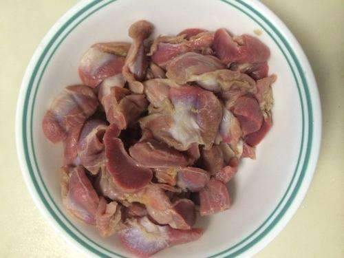 鸡胗炒了挺久为什么里面还是红色,鸡胗炒完里面带一点红