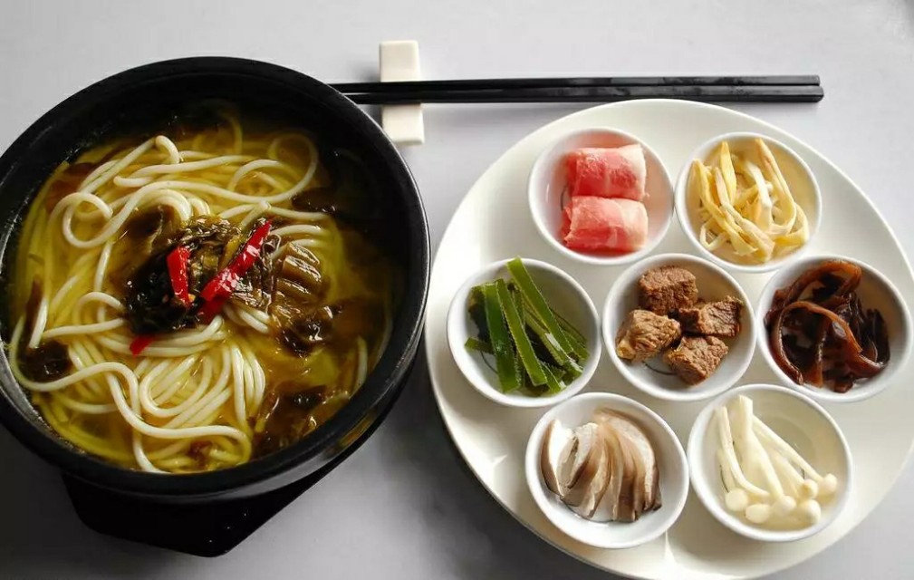 米线和砂锅哪个受欢迎,米线和砂锅米线哪个好吃