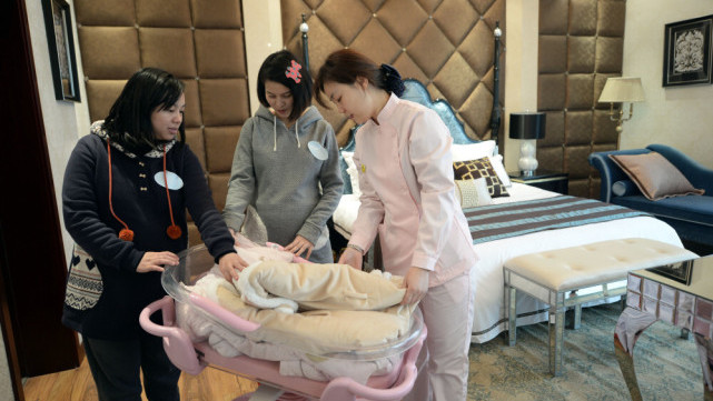 产后谁来照顾宝宝,产后坐月子护理哪里不错