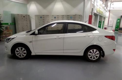 女儿睡懒觉也不怕瓜子二手车现代瑞纳帮我节省半小时车程