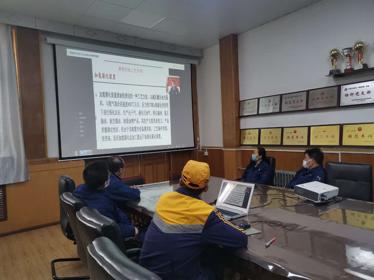 绷紧安全弦织密防范网,织密防护网筑牢防火墙小标语