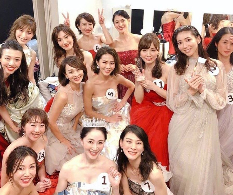 日本52岁单身阿姨选美夺冠,52岁日本主妇荣获选美冠军