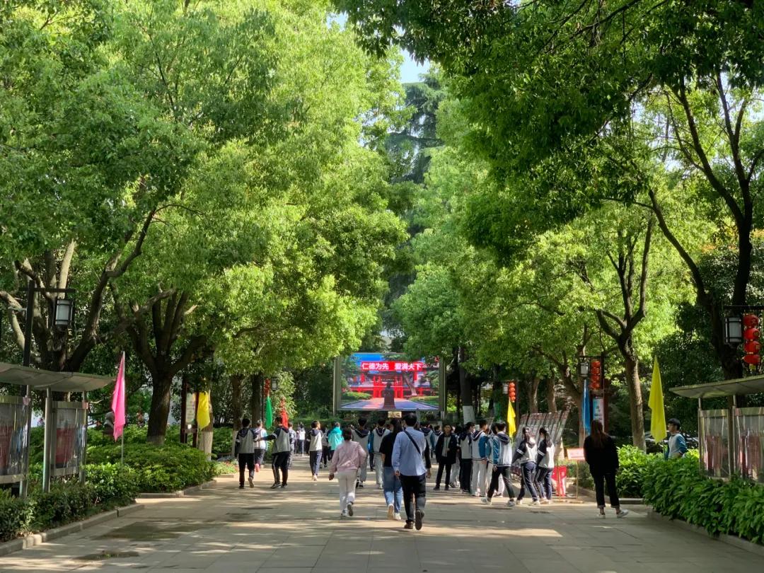 两大名校校长,南京十二中校长殷树凤