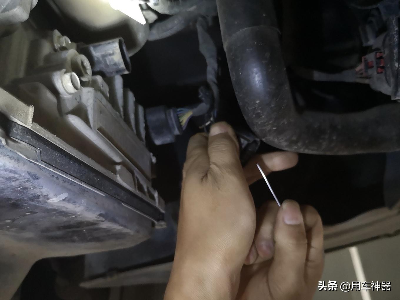 科鲁泽发动机故障指示灯亮起,汕德卡发动机故障灯亮起什么故障