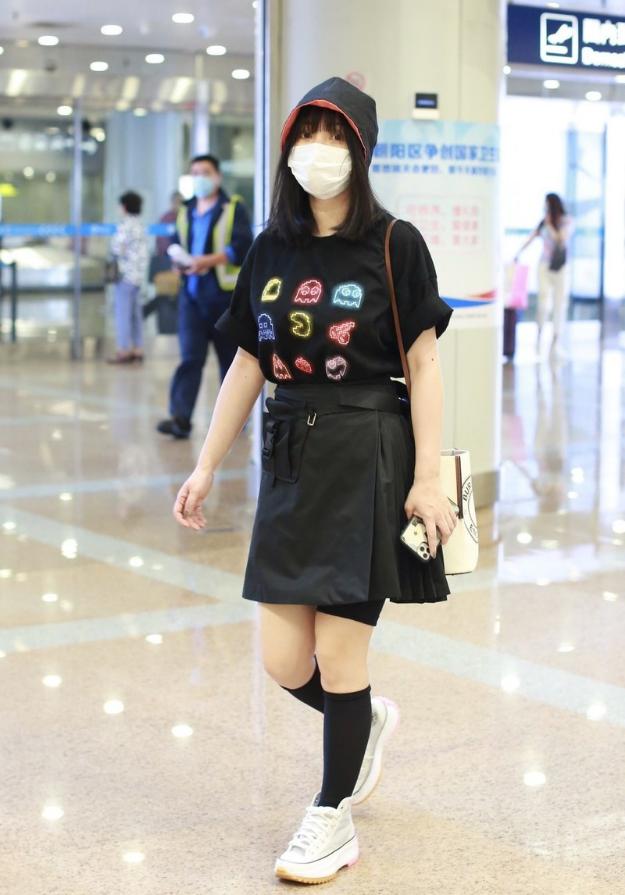 柳岩穿吊带裙红裙,柳岩穿足球服图片