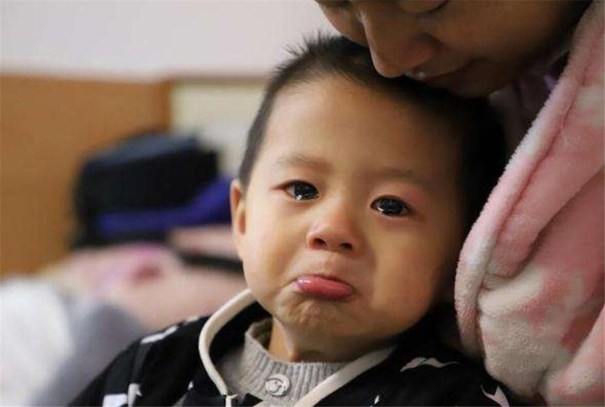 宝宝认生看到人就哭怎么办,婴儿见生人就哭是胆小吗