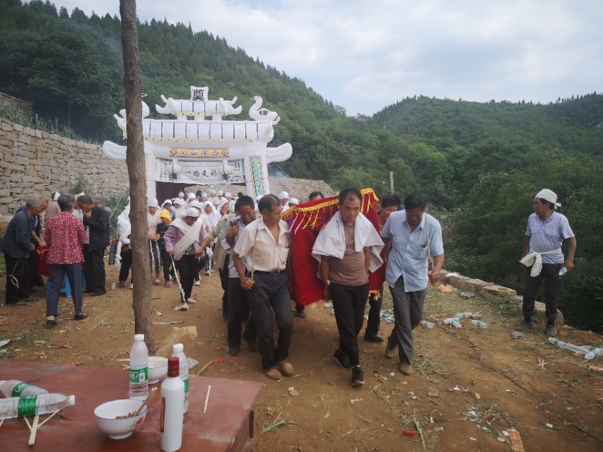 土葬会出怪事吗,山区可以土葬吗