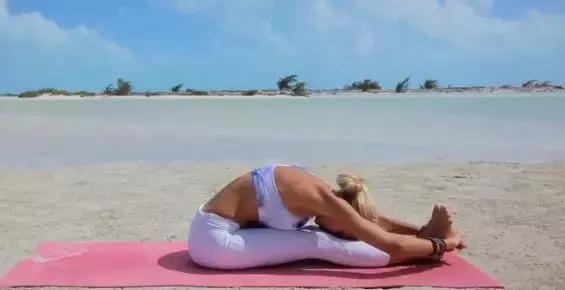 经期趴着有利于排经血,经期趴床上缓解疼痛吗