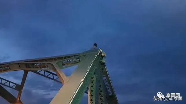 那个爬上高塔的泰国大哥，心中该有多么悲伤...