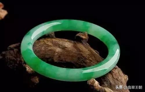 值得入手的玉镯有哪些,怎样才能买到便宜又好的玉镯