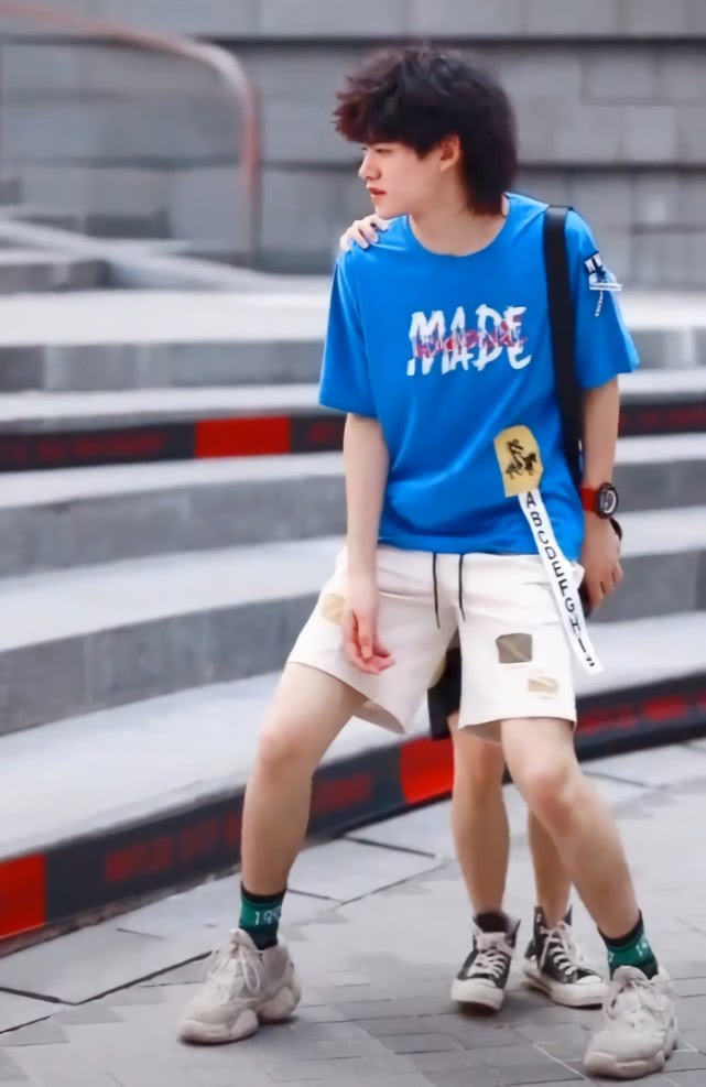 有一种配合叫“你的高帮，我的筒袜”，长度不够袜子来凑，腻甜