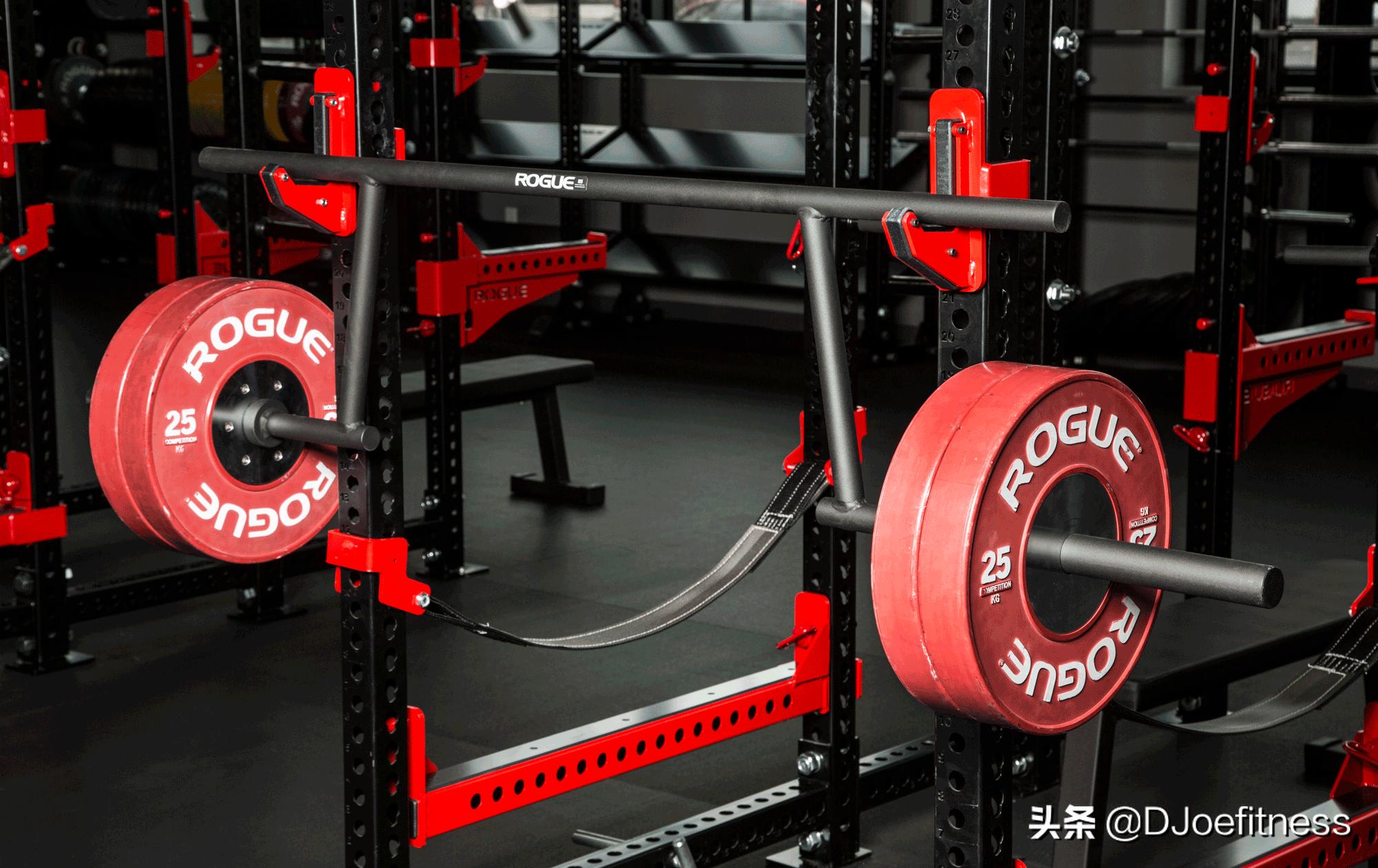 在健身房里练杠铃哑铃的正确动作,健身器械是练习轻的还是重的